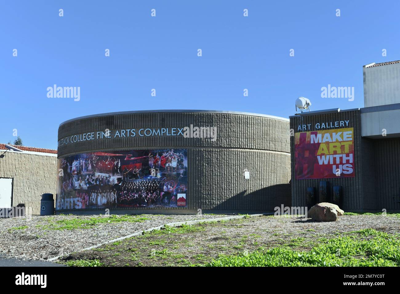 MISSIONE VIEJO, CALIFORNIA - 8 GEN 2023: Il complesso delle Belle Arti sul campus del Saddleback College. Foto Stock
