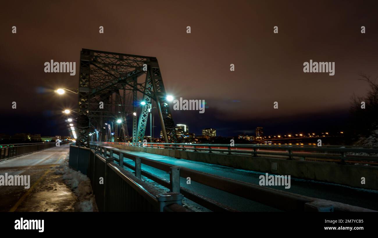 Le pont interprovinciale Royal Alexandra est un pont en porte-à-faux en treillis d'acier enjambant la rivière des Outaouais entre Ottawa, Ontario et GA Foto Stock