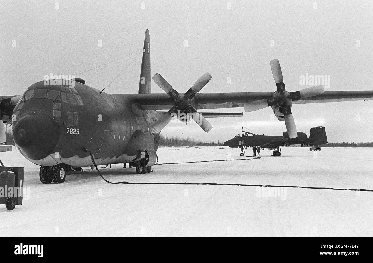 Un aereo C-130 Hercules della Elmendorf Air Force base, Alaska, rifornisce un aereo A-10 Thunderbolt II mentre è in pista. Il C-130 porta due camere d'aria nel vano di carico. Base: Eielson Air Force base Stato: Alaska (AK) Paese: Stati Uniti d'America (USA) Foto Stock