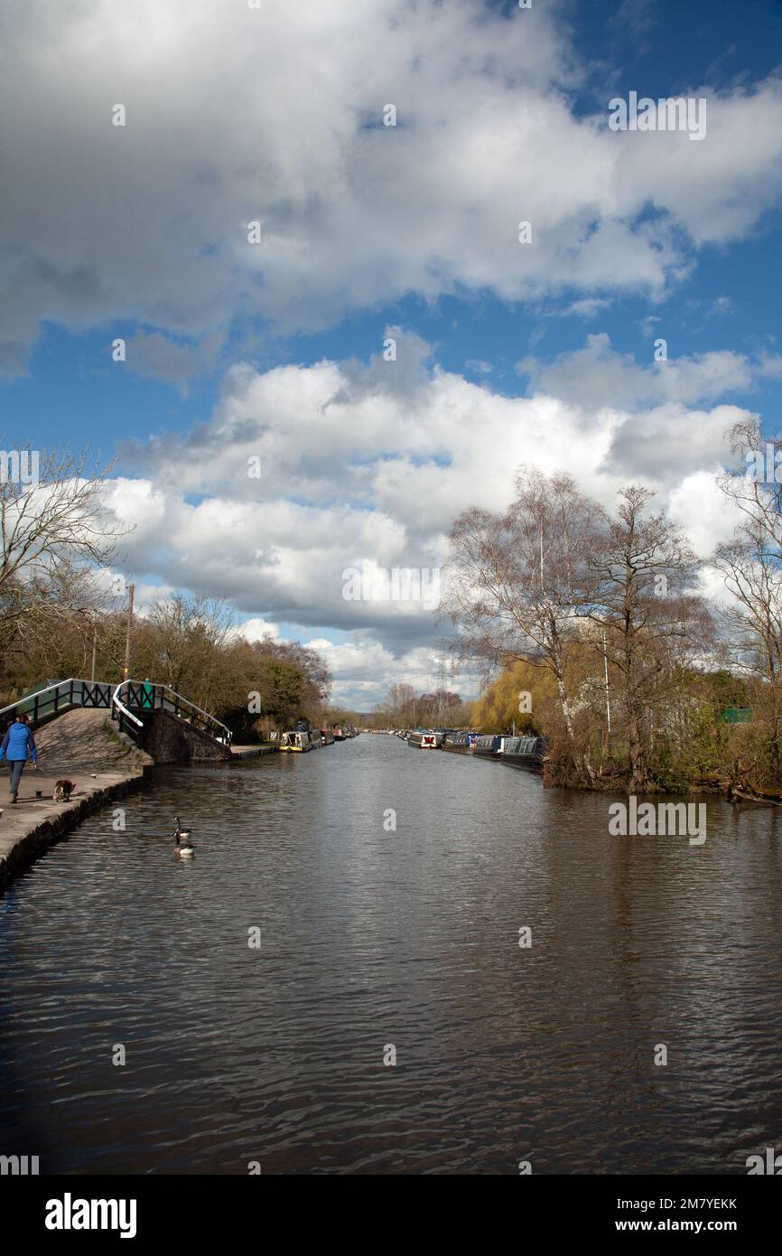 Il canale Macclesfield in una giornata di primavera a Poynton Cheshire più alta Inghilterra Foto Stock