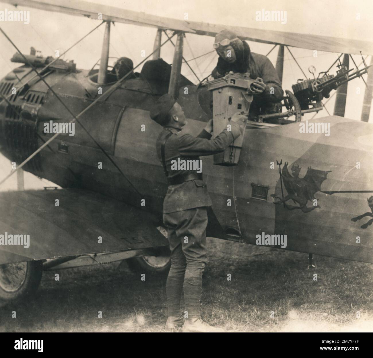 Foto d'epoca circa 1918 di un aereo da combattimento americano a due posti caricato con una fotocamera per il ricognizione fotografica sul fronte occidentale in Francia durante la prima guerra mondiale. L'aereo è un Salmson 2A2 del maggiore John Reynolds, comandante del 91st Aero Squadron Foto Stock