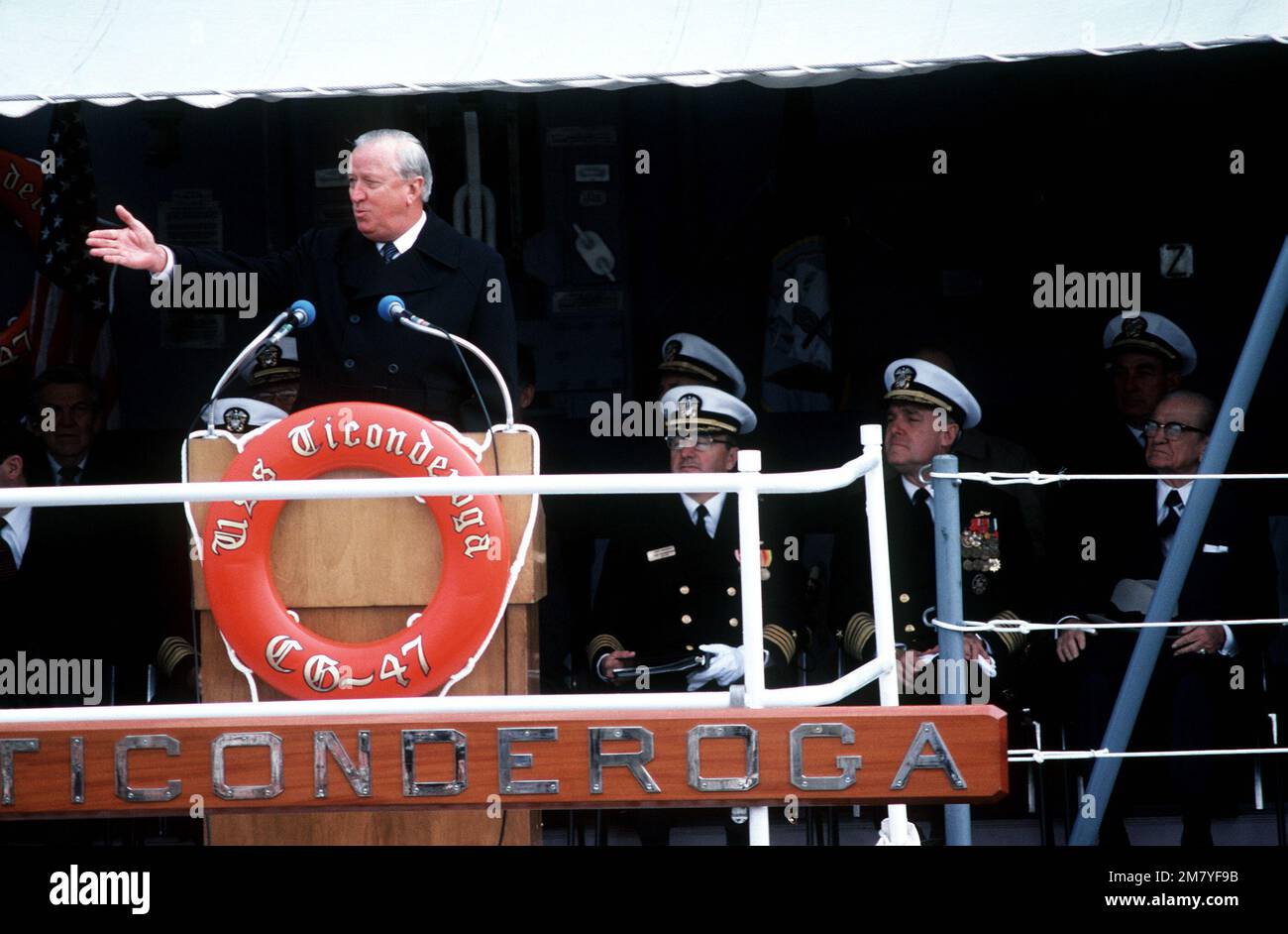 Leonard Erb, presidente della Ingalls Shipbuilding, interviene durante le cerimonie di commissioning per il primo incrociatore missilistico guidato da Aegis USS TICONDEROGA (CG-47). Base: Pascagoula Stato: Mississippi (MS) Paese: Stati Uniti d'America (USA) Foto Stock