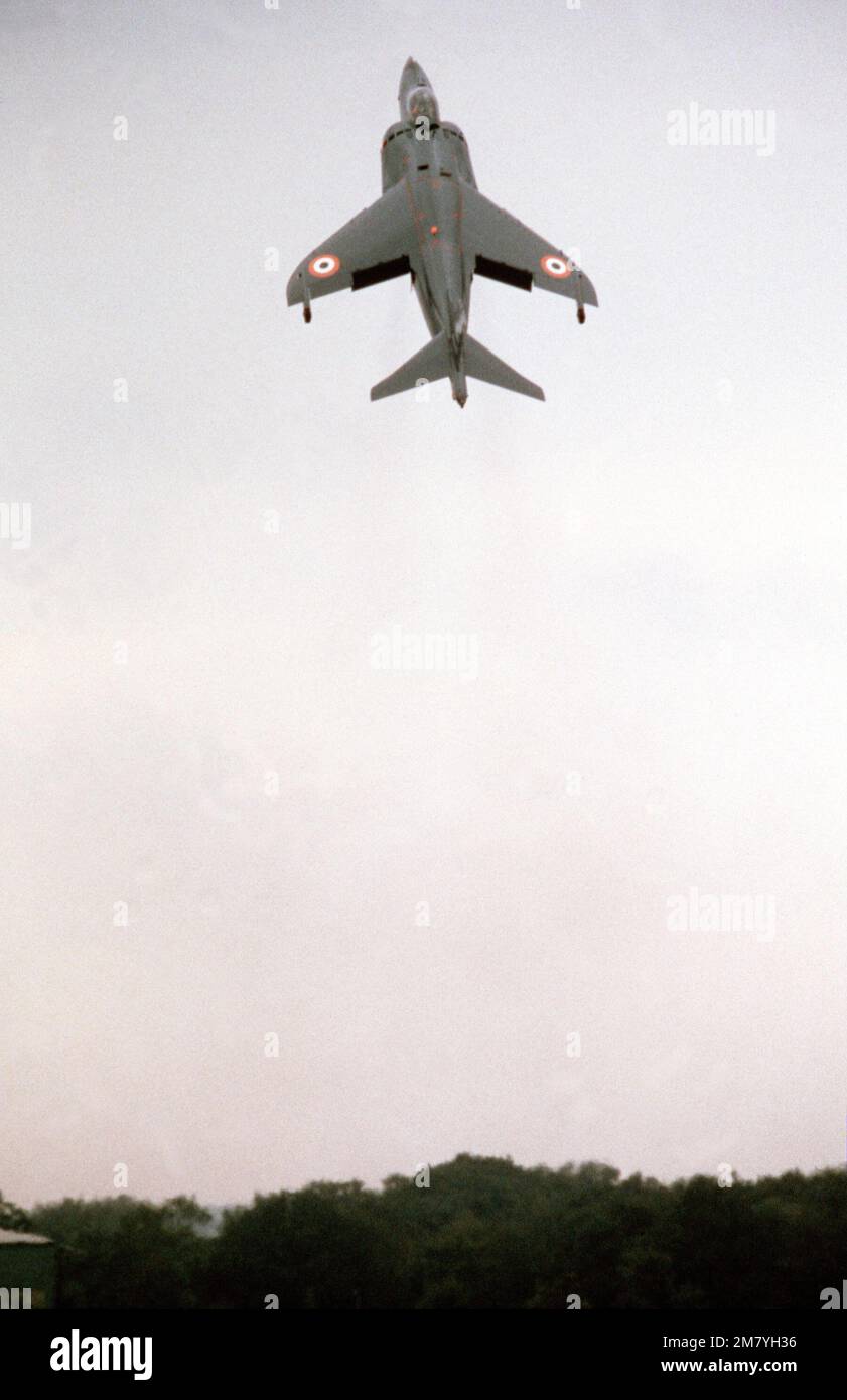 Vista di un velivolo AV-8 Sea Harrier Vertical Take-Off/Landing (VTOL) in volo durante il Farnborough Air Show. Base: Farnborough Paese: Inghilterra / Gran Bretagna (ITA) Foto Stock
