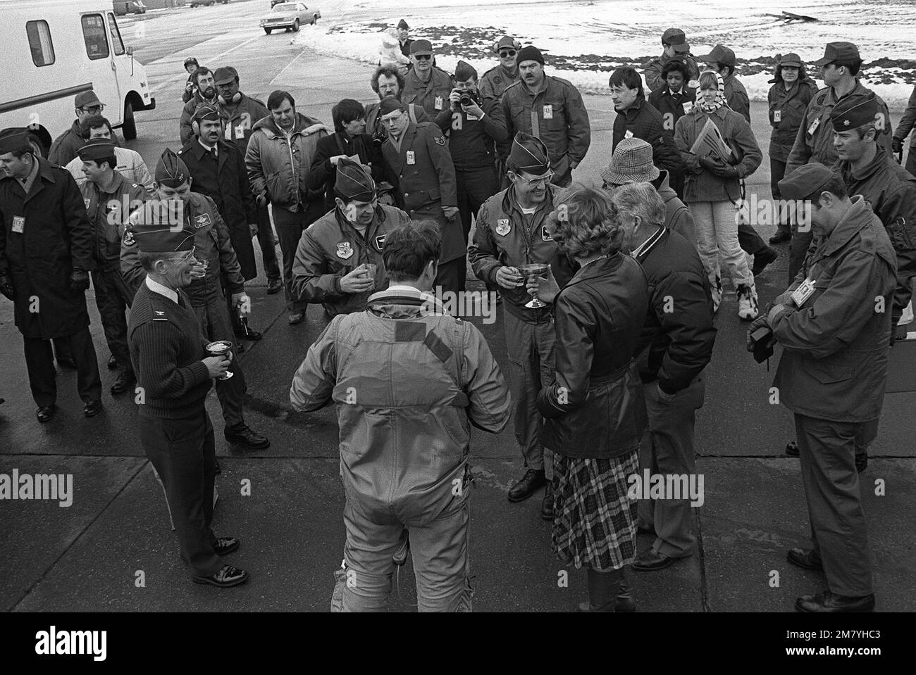 Il capitano Mark Spencer saluta sua figlia dopo aver completato un volo non-stop dalla base dell'aeronautica di Beale, California, in un velivolo di ricognizione tacitcale TR-1. Il CPT Spencer e il TR-1, si uniranno allo Squadrone Riconissance del 95th, di recente costituzione, con sede ad Alconbury. Base: RAF Alconburg Paese: Inghilterra / Gran Bretagna (ENG) Foto Stock