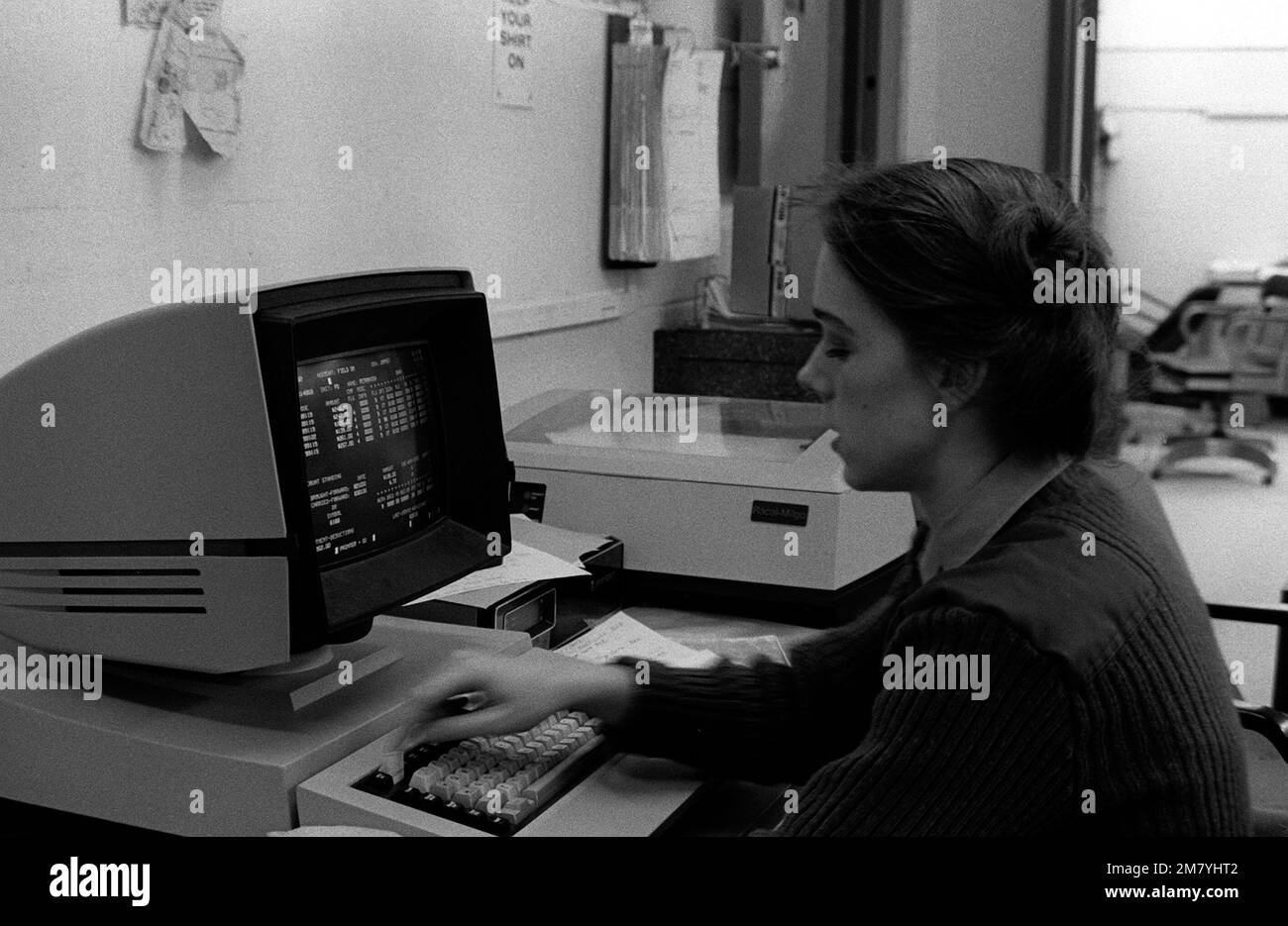 Un impiegato pagatore aggiorna la retribuzione militare di un Marine utilizzando un terminale informatico. Base: Yuma Stato: Arizona (AZ) Nazione: Stati Uniti d'America (USA) Foto Stock