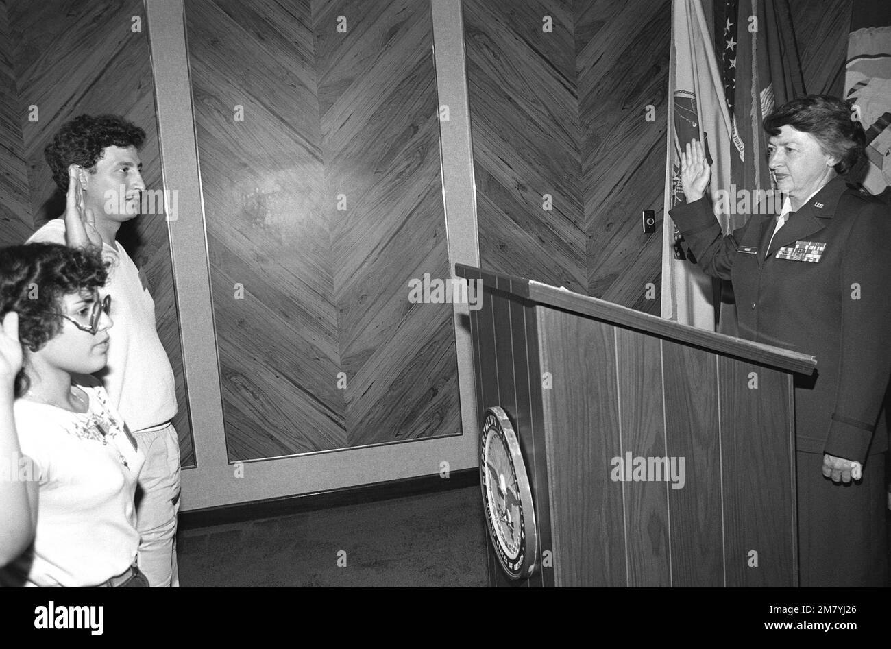 Il generale Brigadier Wilma L. Vaught amministra il giuramento di ascolto a due reclutatori entranti durante la sua visita all'ufficio di reclutamento del personale di San Juan. Base: Fort Buchanan, San Juan Stato: Puerto Rico (PR) Nazione: Stati Uniti d'America (USA) Foto Stock