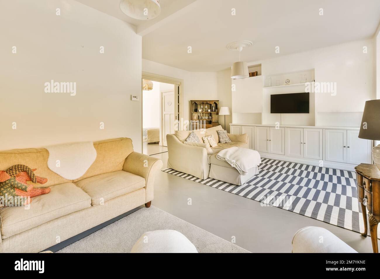 un soggiorno con due divani e una tv a schermo piatto sulla parete della camera è molto pulito Foto Stock