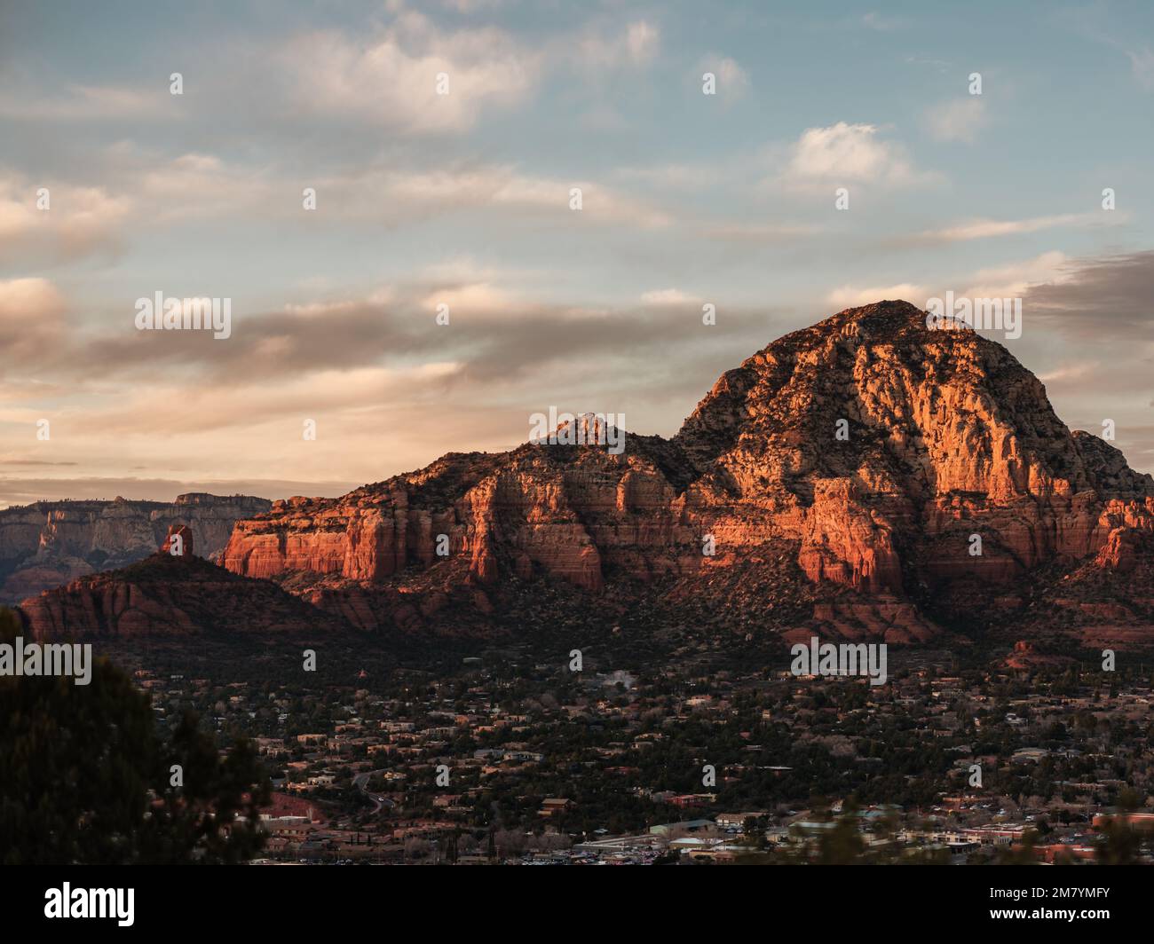 Sedona è una città dell'Arizona circondata da rocce rosse, ripide pareti di canyon e foreste di pini. E 'noto per il suo clima mite e arti vibranti Foto Stock