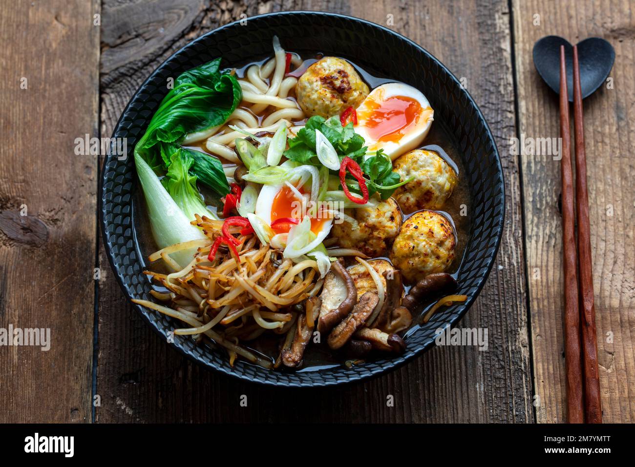 Zuppa di ramen con polpette e tagliatelle di udon Foto Stock