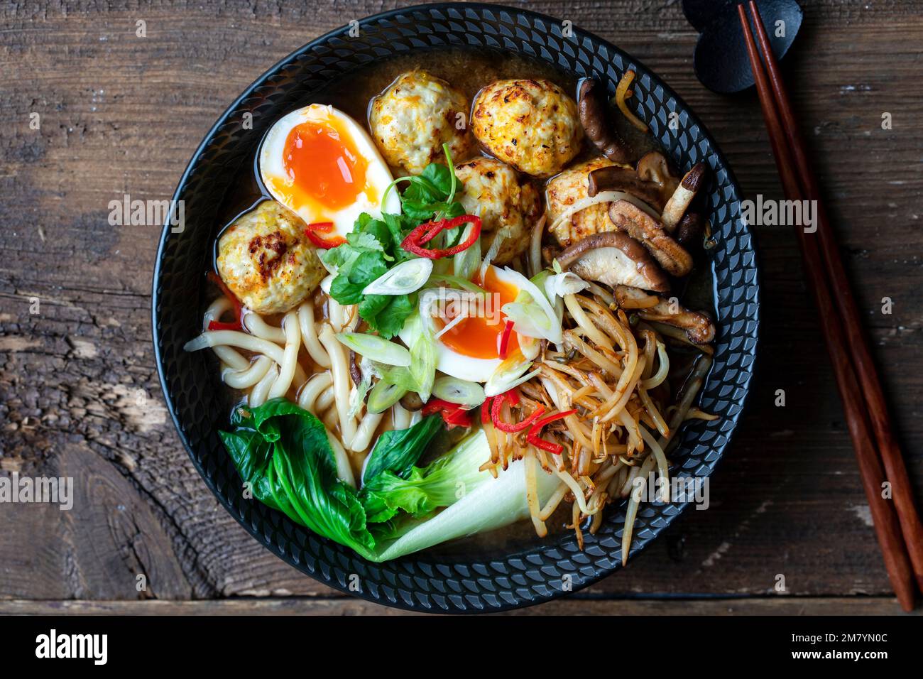 Zuppa di ramen con polpette e tagliatelle di udon Foto Stock