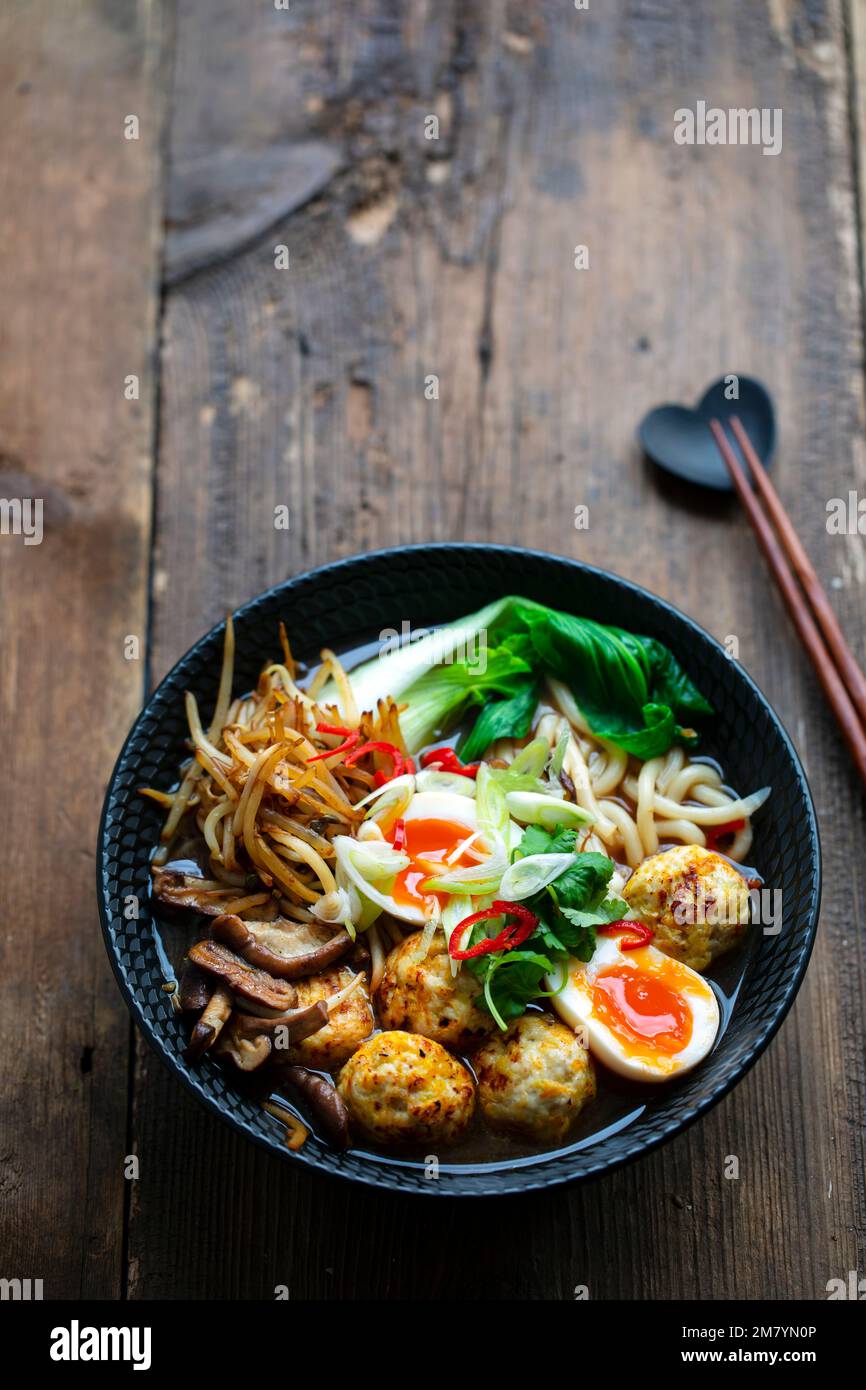 Zuppa di ramen con polpette e tagliatelle di udon Foto Stock