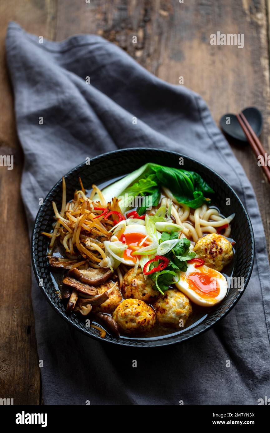 Zuppa di ramen con polpette e tagliatelle di udon Foto Stock