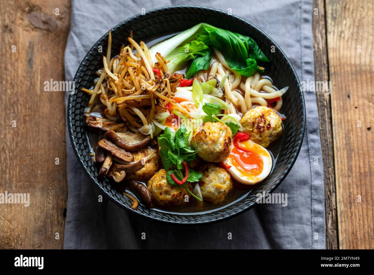 Zuppa di ramen con polpette e tagliatelle di udon Foto Stock