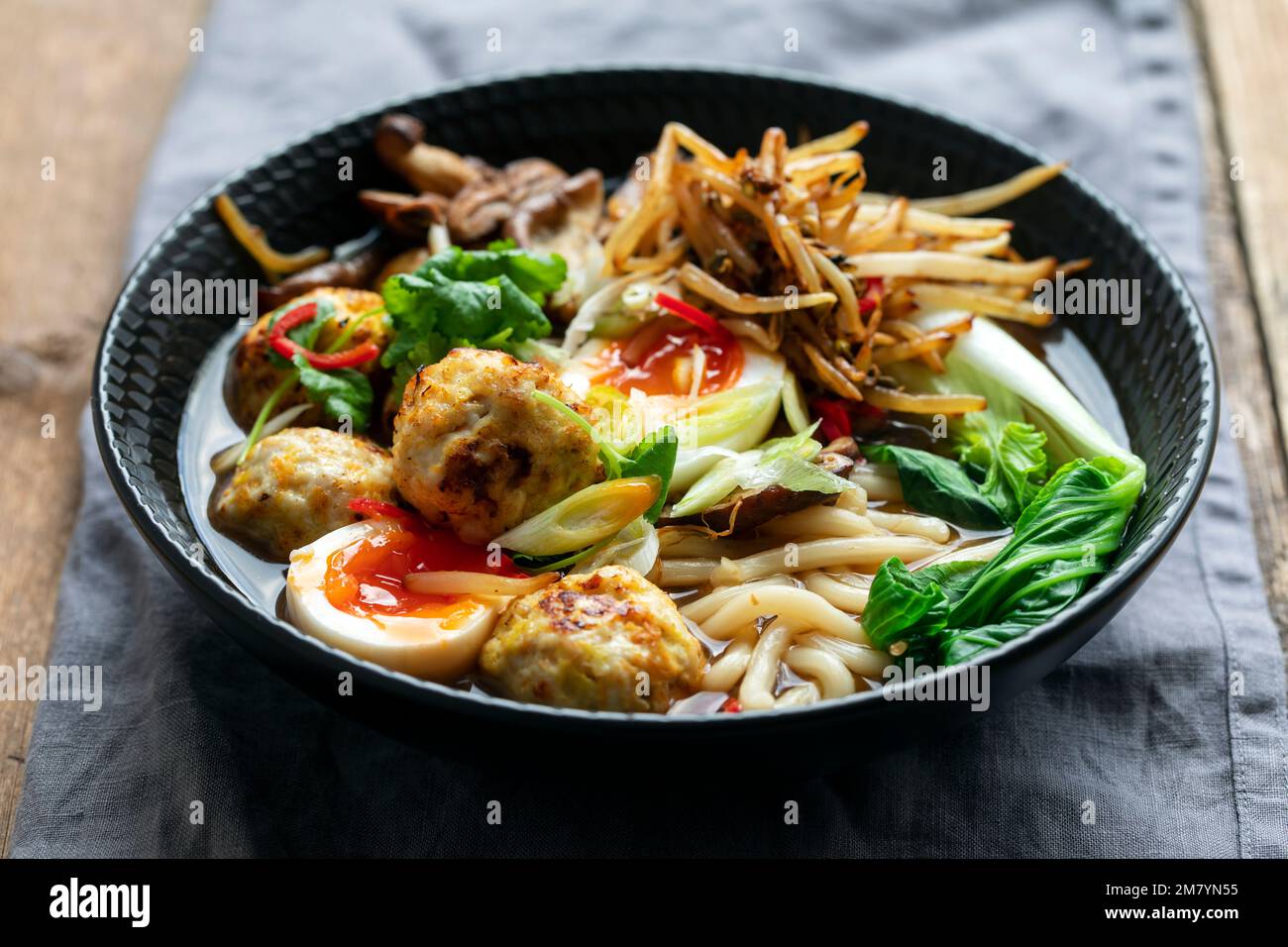Zuppa di ramen con polpette e tagliatelle di udon Foto Stock
