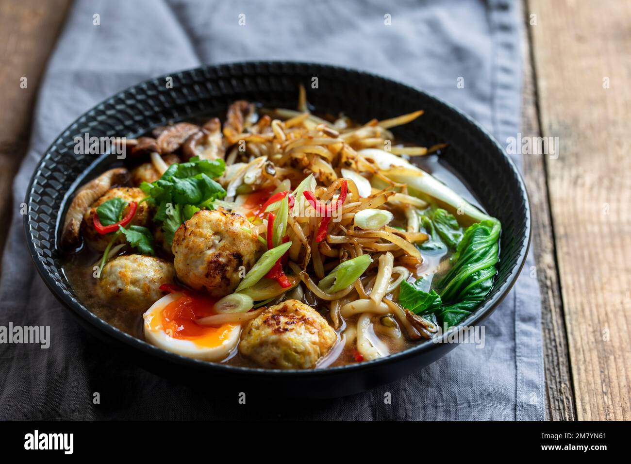 Zuppa di ramen con polpette e tagliatelle di udon Foto Stock