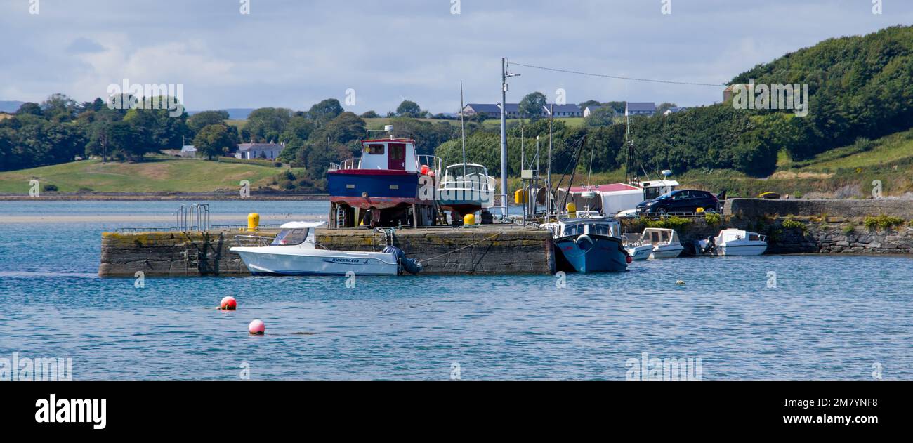 Contea di Cork, Irlanda, 21 agosto 2022. Diverse barche sono ormeggiate presso un piccolo molo di cemento sulla costa irlandese. Paesaggio irlandese. Foto Stock