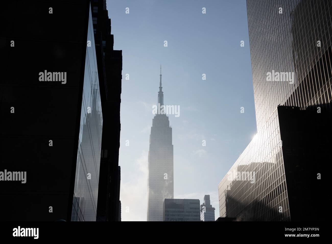 Vista suggestiva dell'Empire state Building su 34th Street, Midtown Manhattan New York USA Foto Stock