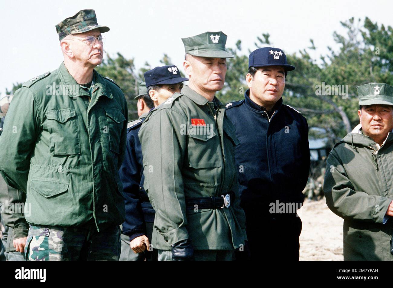 GEN Joseph J. andò e diversi ufficiali della Marina e della Marina della Repubblica di Corea osservano operazioni di salvataggio congiunte eseguite su una nave di atterraggio cisterna in trefolo. La nave si è arenata durante l'esercizio Team Spirit '83. Subject Operation/Series: TEAM SPIRIT '83 base: TOC SAC Re Paese: Corea del Sud Foto Stock