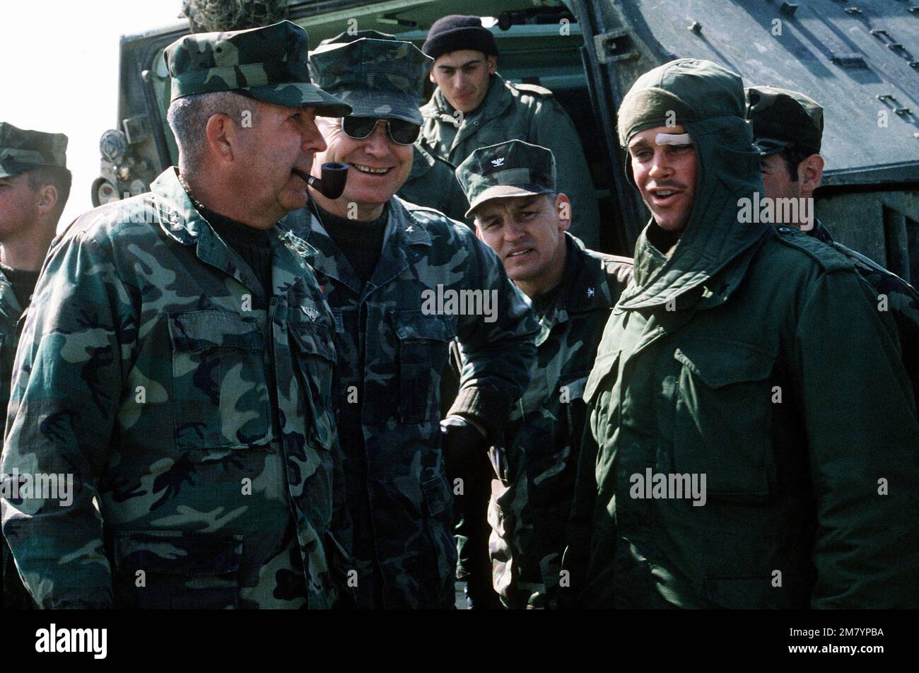 LGEN John H. Gary III parla con Marines del battaglione 1st Tracked Vehicle che partecipano a operazioni di salvataggio su una nave di atterraggio a carro armato in panne. La nave si è arenata durante l'esercizio Team Spirit '83. Subject Operation/Series: TEAM SPIRIT '83 base: TOC SAC Re Paese: Corea del Sud Foto Stock