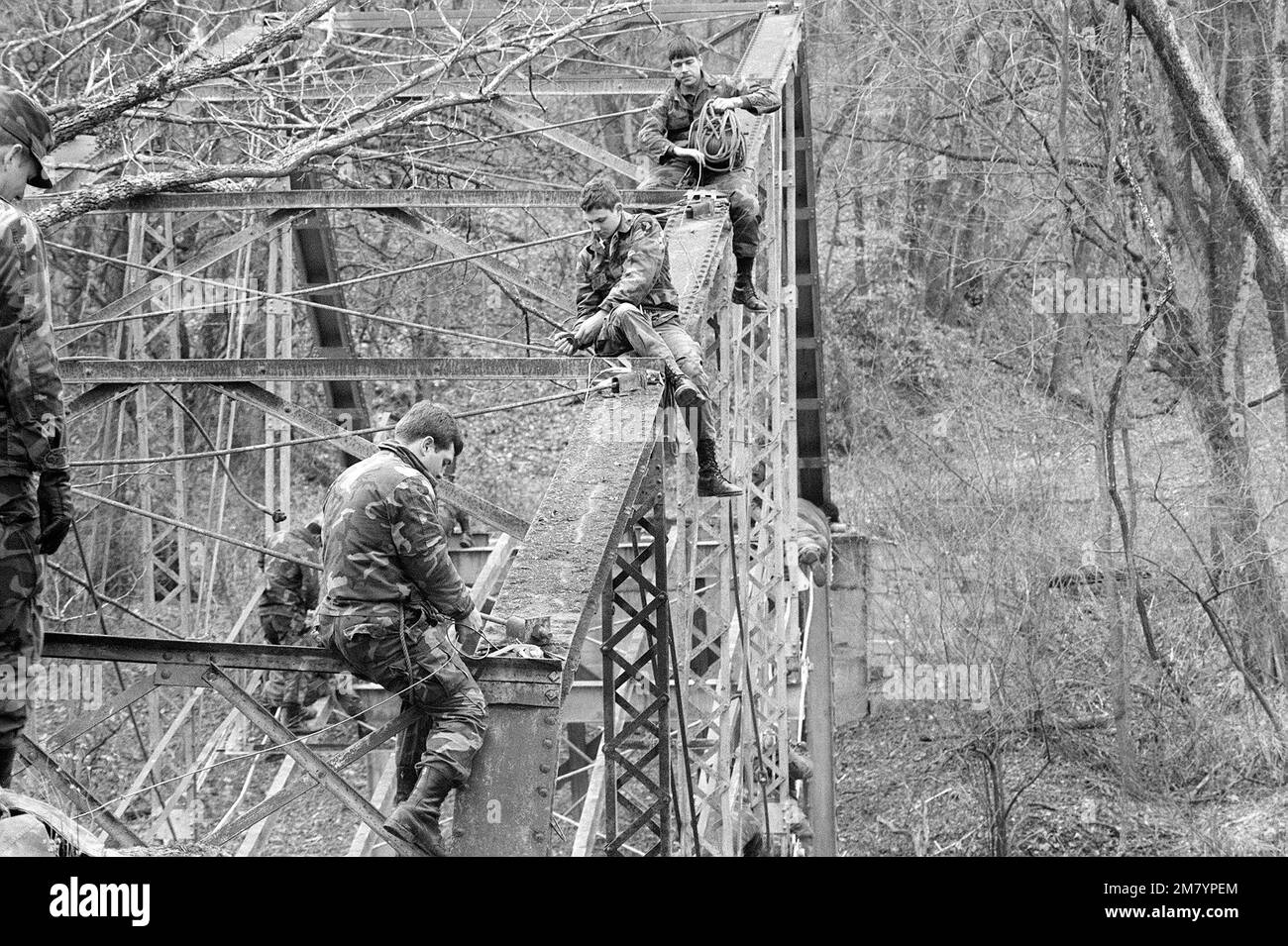 STAFF Sergenat Russell Copem, bottom, privato di prima classe James Allard, centro, e privato di prima classe Donald Ritzer, tutti i membri del 1st Platoon, Company D, 326th ingegnere battaglione (combattimento), nastri acciaio-taglio oneri per un ponte condannato a Dunlop Park. Base: Fort Campbell Stato: Kentucky (Kentucky) Nazione: Stati Uniti d'America (USA) Foto Stock
