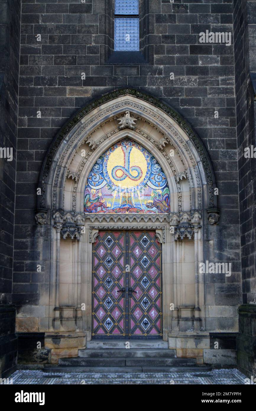 Portail Nord de la Basilique Saint Pierre et Saint Paul (Bazilika svateho Petra a Pavla). Vysehrad. Praga. Tchèquie. Europa. Foto Stock