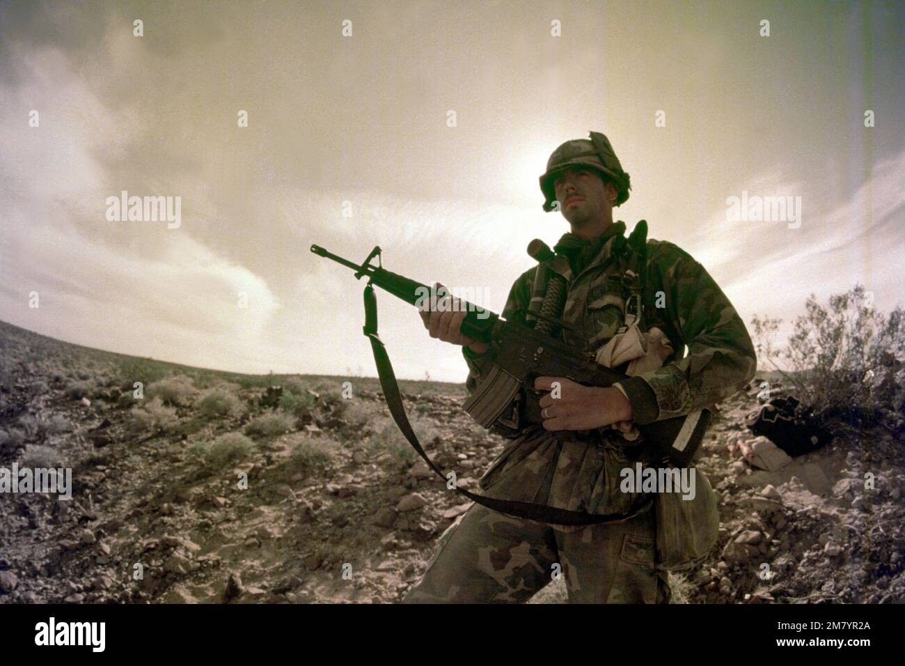 Un soldato della 82nd Airborne Division armato di un fucile M-16A1 avanza in una posizione di combattimento durante l'esercizio Gallant Eagle '82. Soggetto operativo/Serie: GALLANT EAGLE '82 base: Fort Irwin Stato: California (CA) Paese: Stati Uniti d'America (USA) Foto Stock