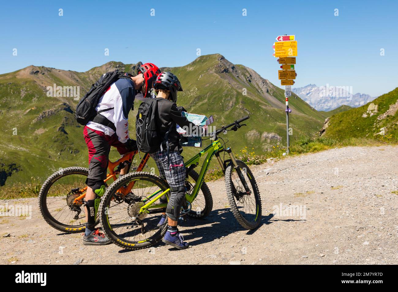 MOUNTAIN BIKERS GUARDANDO LA LORO MAPPA SULLE ALTURE DEL WEISSHORN, TURISMO, ALPI SVIZZERE, LOCALITÀ DI AROSA, CANTONE DEI GRIGIONI, SVIZZERA Foto Stock