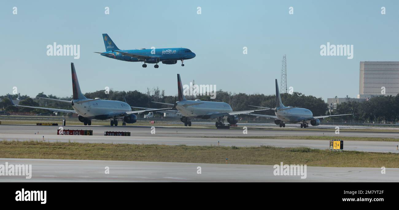 West Palm Beach, Stati Uniti. 11th Jan, 2023. Gli aeroplani sono visti impilati sulla pista di partenza mentre un aeroplano Jet Blue atterra in testa nell'Aeroporto Nazionale di Palm Beach a West Palm Beach, Florida a causa di una sosta a terra in tutta la nazione causata da un problema al computer. La FAA ha riferito che i voli inizieranno a muoversi di nuovo dopo le ore 9:00 di mercoledì 11 gennaio 2023. Foto di Gary i Rothstein/UPI Credit: UPI/Alamy Live News Foto Stock