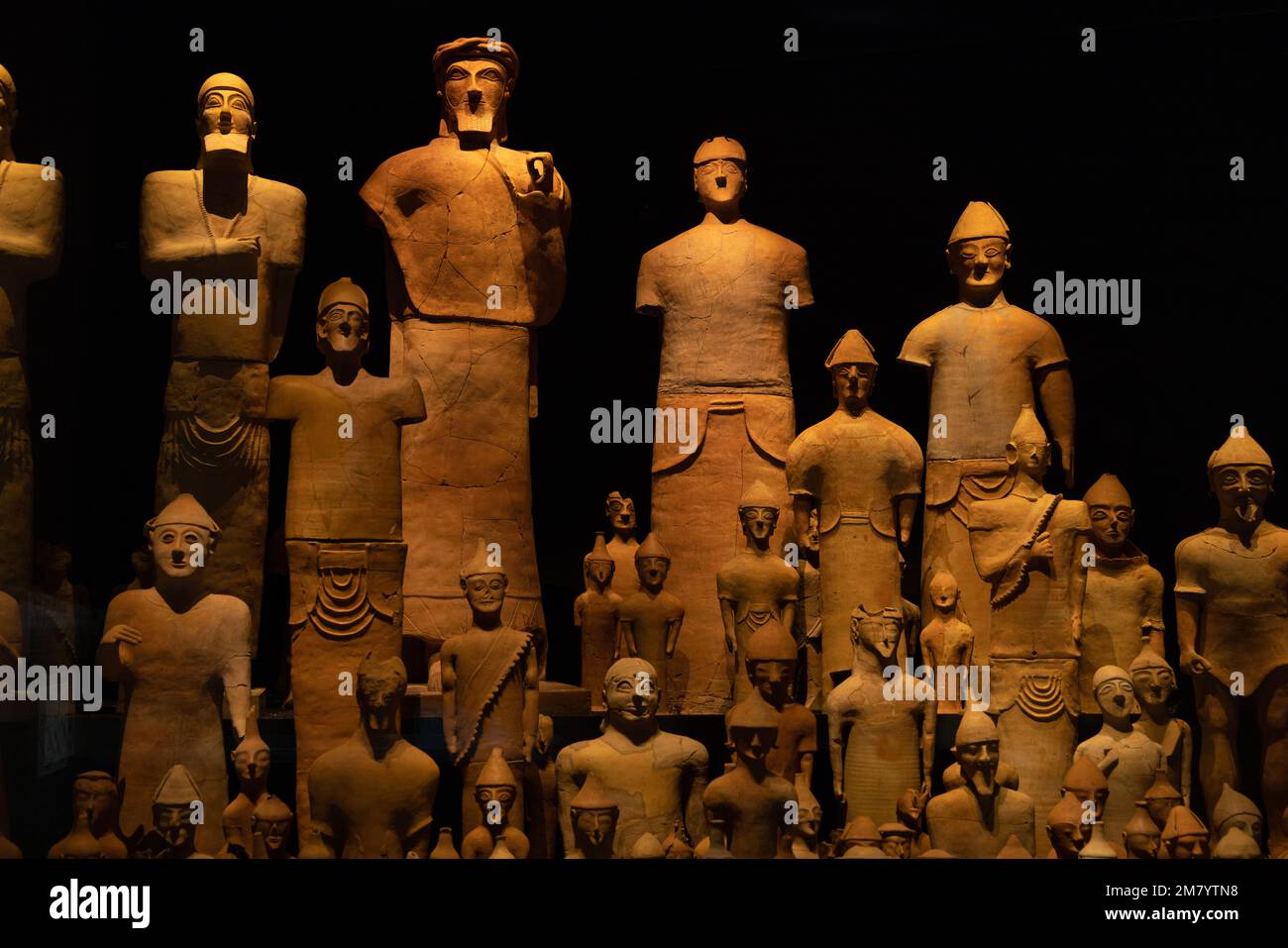 Figura in terracotta dell'uomo, dio, statua, santo con mano sollevata. Reperti archeologici di Cipro che si estendono per un periodo di oltre 7.000 anni – da St Foto Stock