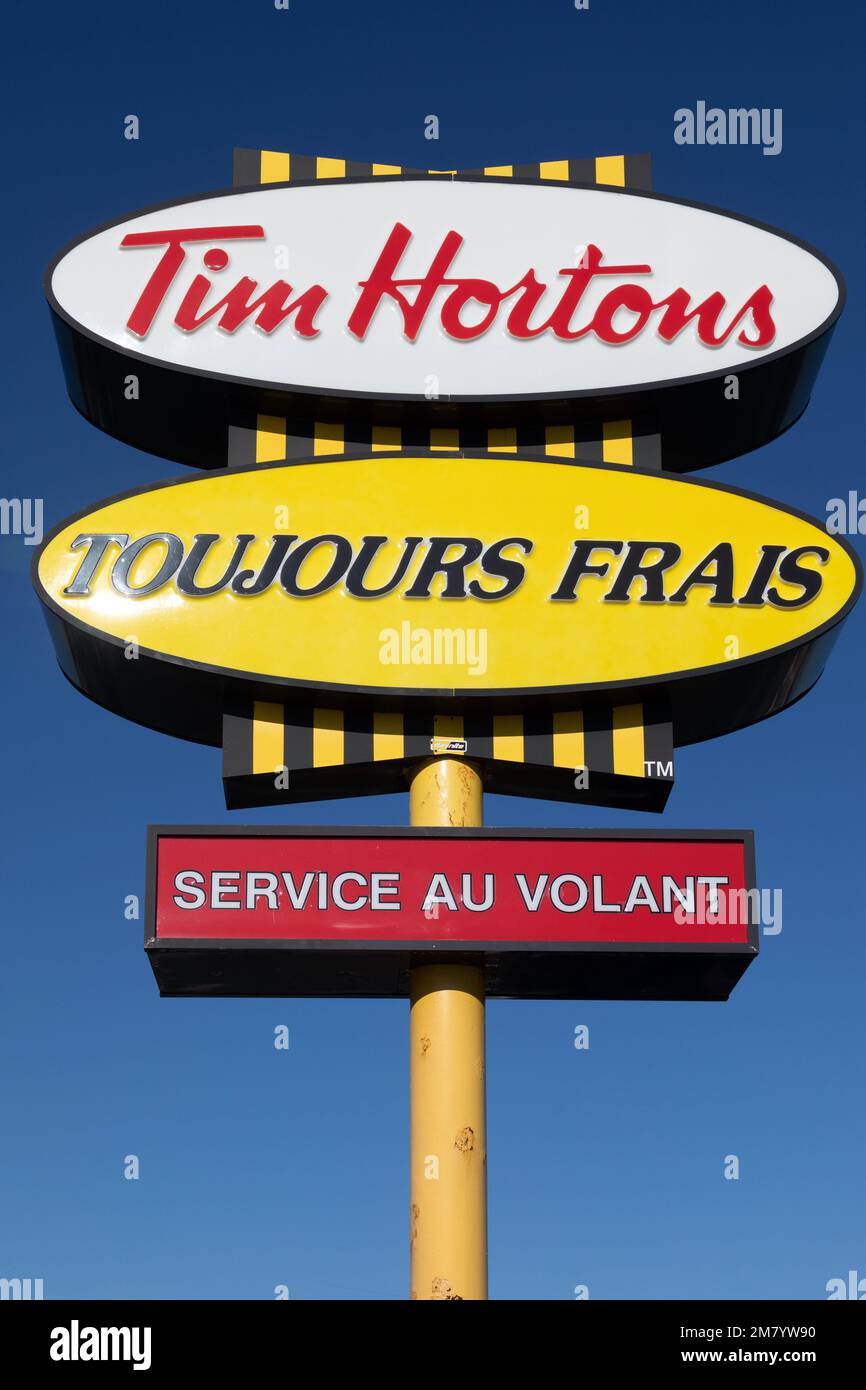 Segno per una catena di fast food Tim Hortons, DRIVE-IN E PRODOTTI FRESCHI, CARAQUET, New Brunswick, Canada, AMERICA DEL NORD Foto Stock