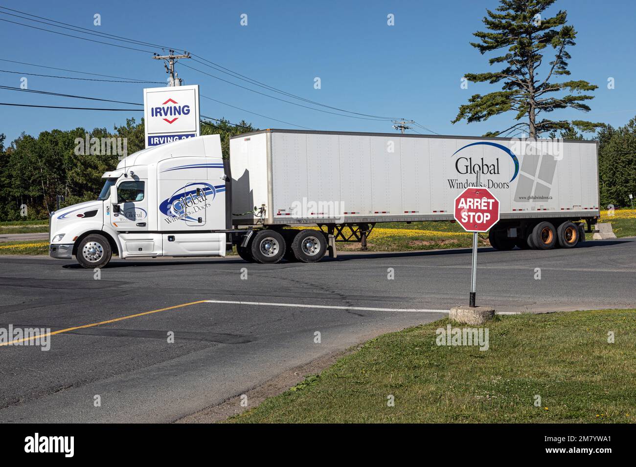 Veicoli commerciali pesanti e di una fermata ARRET segno nella sola provincia canadese che è ufficialmente bilingue, Moncton, New Brunswick, Canada, AMERICA DEL NORD Foto Stock