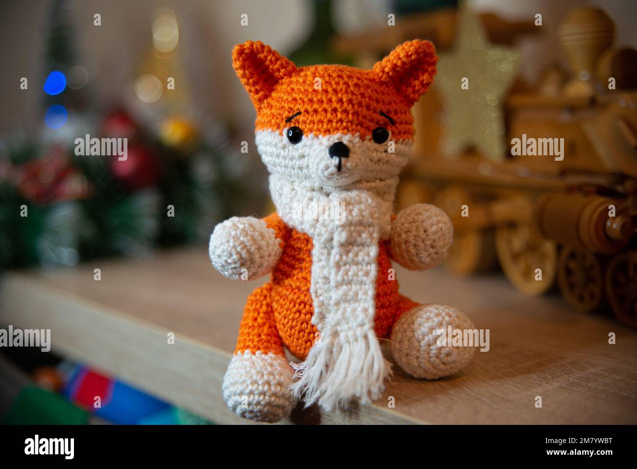 Crochet volpe fatta a mano con sciarpa in inverno con decorazioni natalizie Foto Stock