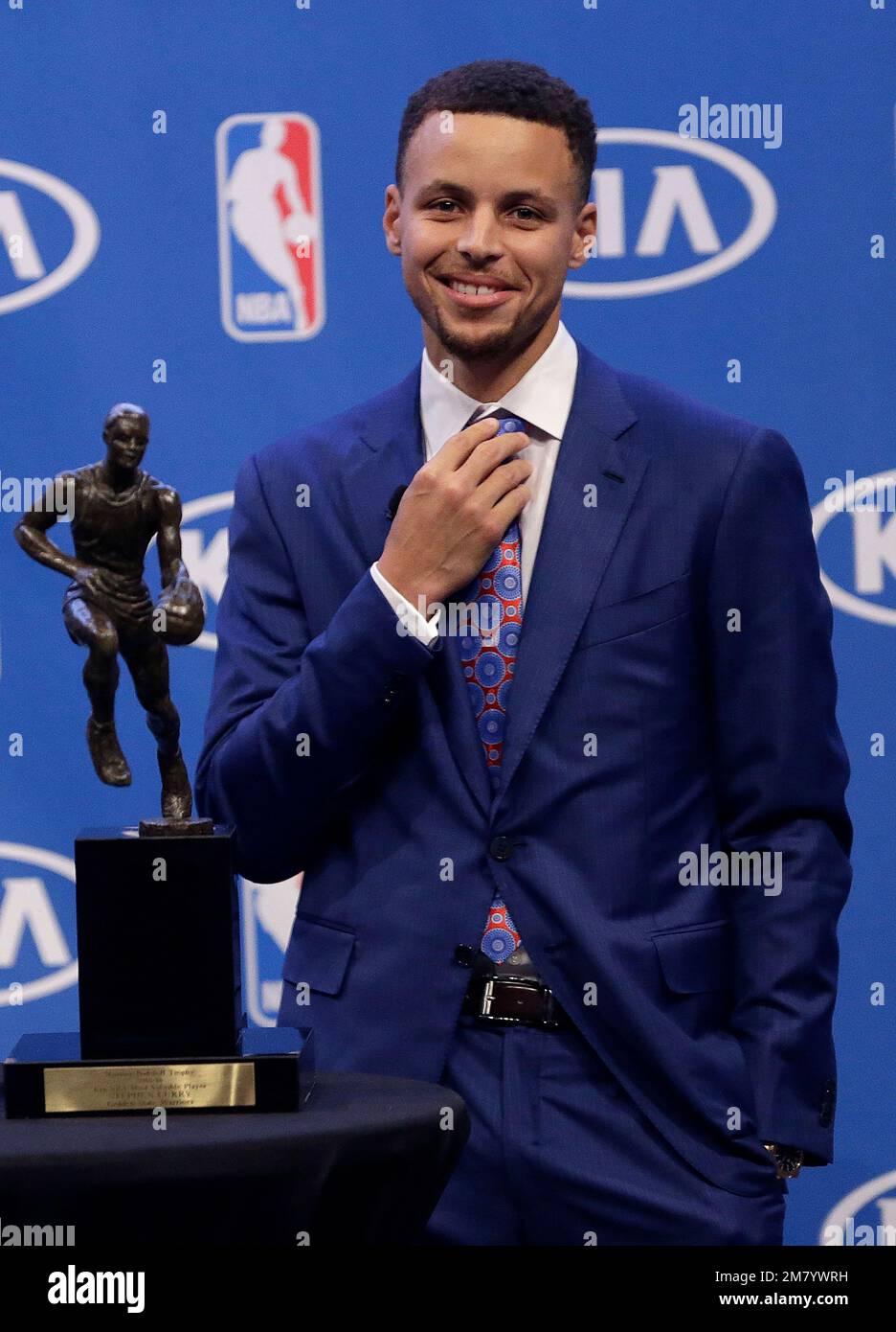 I Golden state Warriors sorvegliano Stephen Curry con il premio NBA più prezioso giocatore 2016 a Oakland Foto Stock