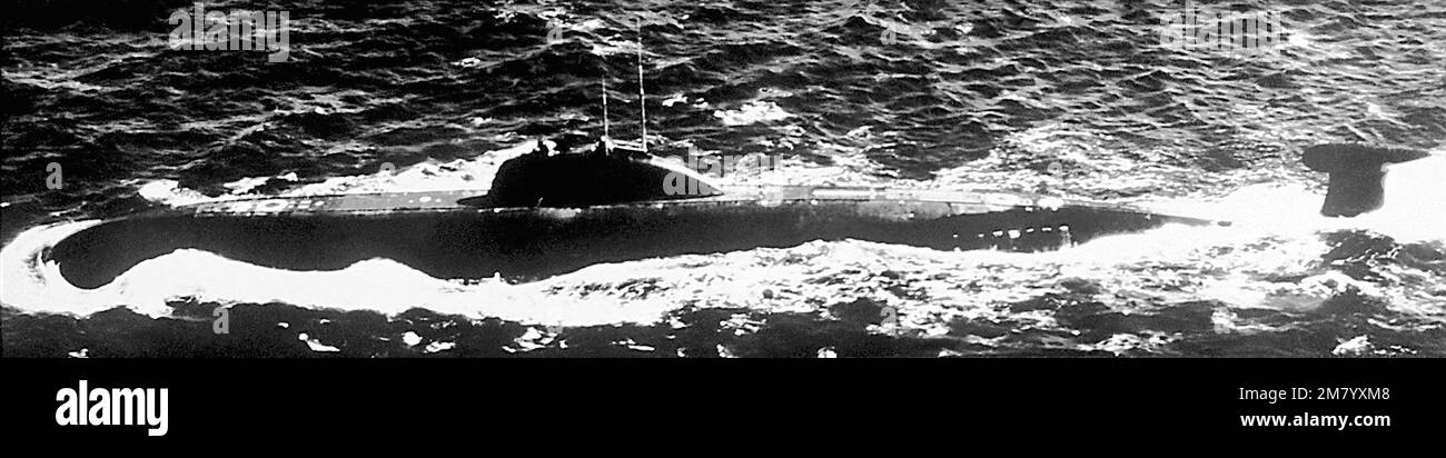 Vista del fascio di porto di un sottomarino d'attacco nucleare di classe Victor III sovietico. 'Potere militare sovietico,' 1983, pagina 60. Paese: Sconosciuto Foto Stock