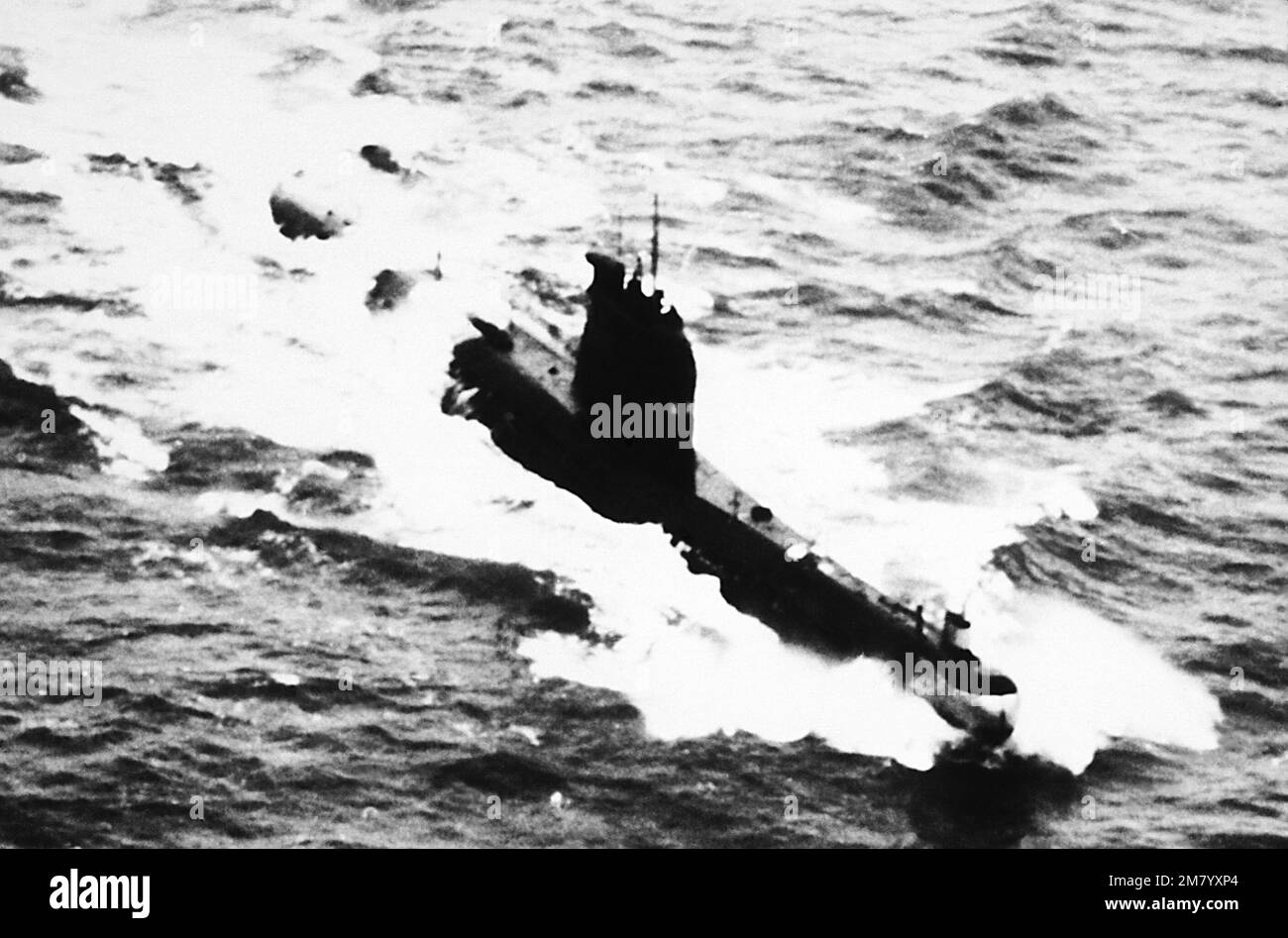 Vista aerea a dritta di un sottomarino di classe Foxtrot sovietico in corso. 'Potere militare sovietico,' 1983, pagina 89. Paese: Sconosciuto Foto Stock