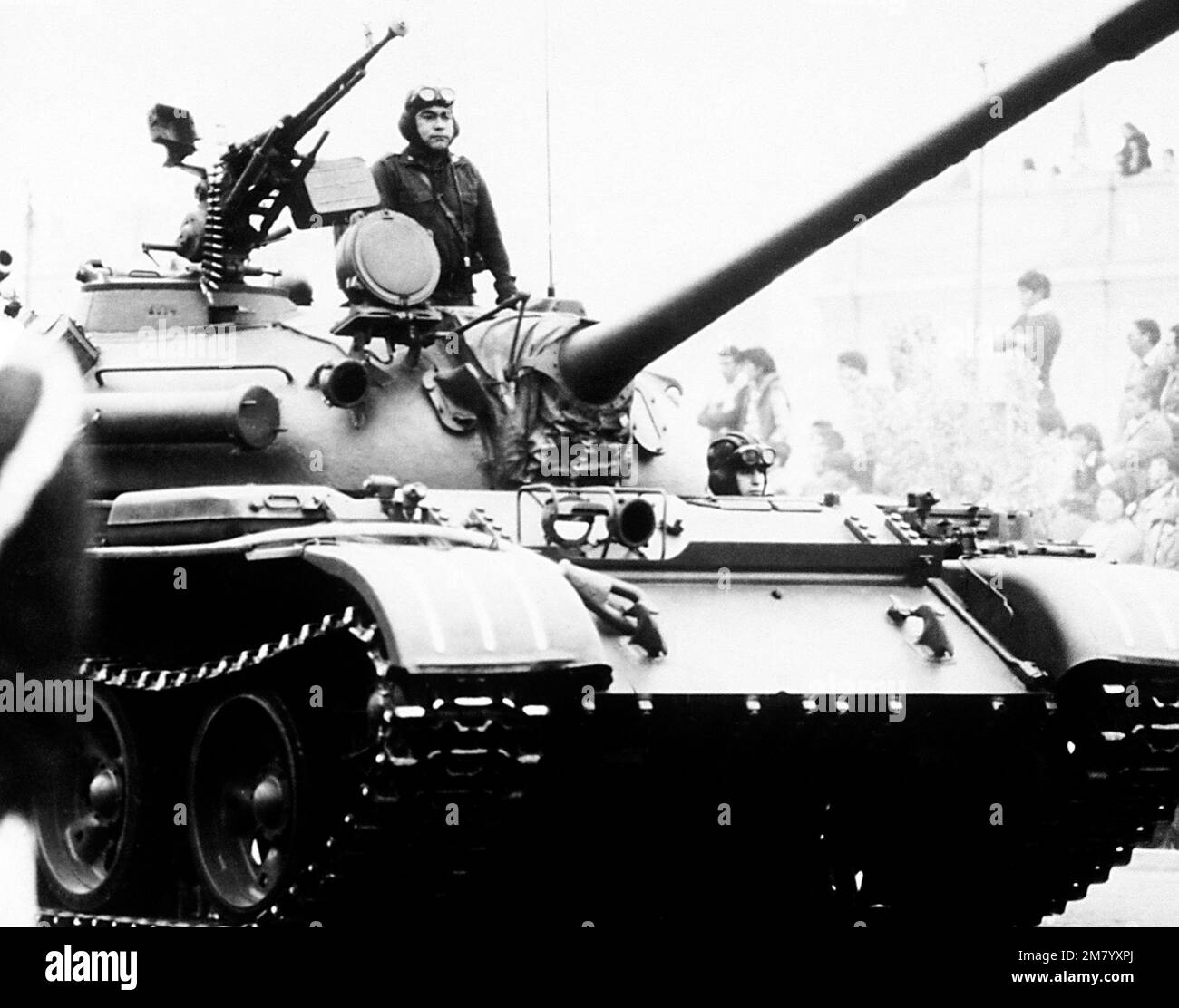 Vista frontale destra di un carro armato T-55 sovietico medio in Perù. 'Potere militare sovietico,' 1983, pagina 90. Paese: Sconosciuto Foto Stock