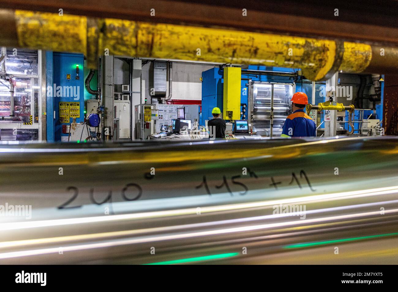 CALANDRE UTILIZZATE PER RIDURRE LO SPESSORE DEI FOGLI DI ALLUMINIO, EUROFOIL FABBRICA, AZIENDA SPECIALIZZATA NELLA METALLURGIA DELL'ALLUMINIO, RUGLES, EURE, NORMANDIA, FRANCIA Foto Stock