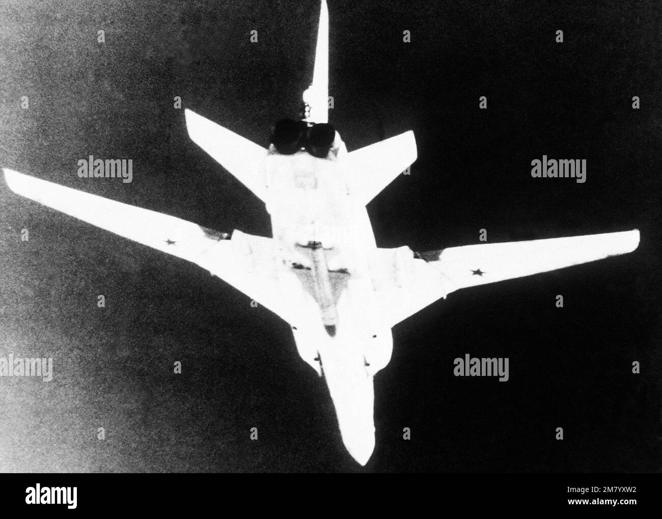 Vista dal basso di un bombardiere sovietico Tupolev Backfire ad ala oscillante con un missile AS-4 aria-superficie montato sulla fusoliera. Paese: Sconosciuto Foto Stock