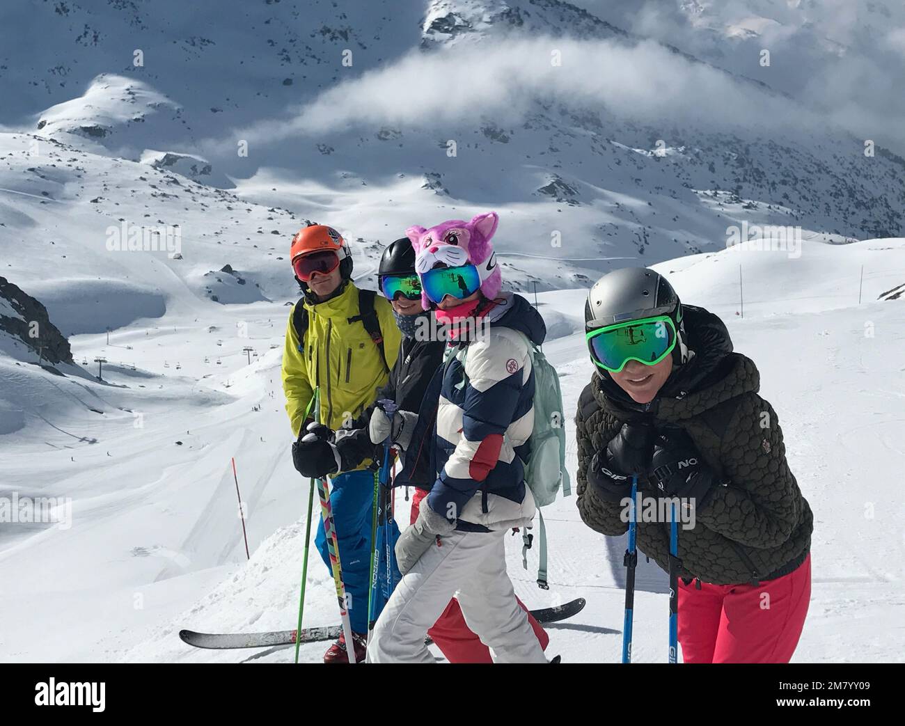 Una sosta in famiglia sulla pista di Meribel, nel comprensorio sciistico delle 3 Valli. Foto Stock