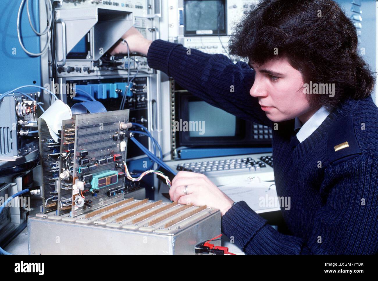 Un ingegnere elettrico lavora nella Divisione sistemi aeronautici. Base: Wright-Patterson Air Force base Stato: Ohio (OH) Paese: Stati Uniti d'America (USA) Foto Stock