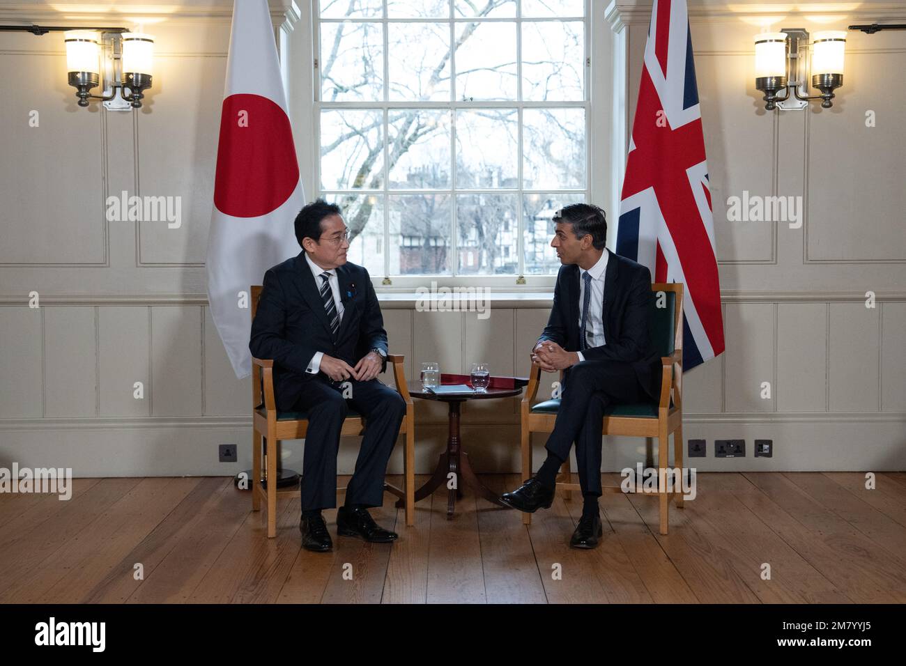 Il primo ministro Rishi Sunak con il primo ministro giapponese, Fumio Kishida, alla Torre di Londra, prima della firma di un accordo di difesa Regno Unito-Giappone, che consentirà al Regno Unito e al Giappone di schierare le forze nei paesi dell'altro. Data immagine: Mercoledì 11 gennaio 2023. Foto Stock