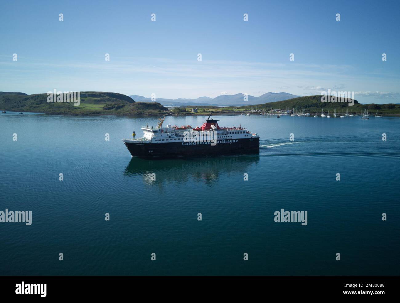 Un traghetto naviga in mare calmo a Oban Bay, Oban, Argyll, Scozia Foto Stock