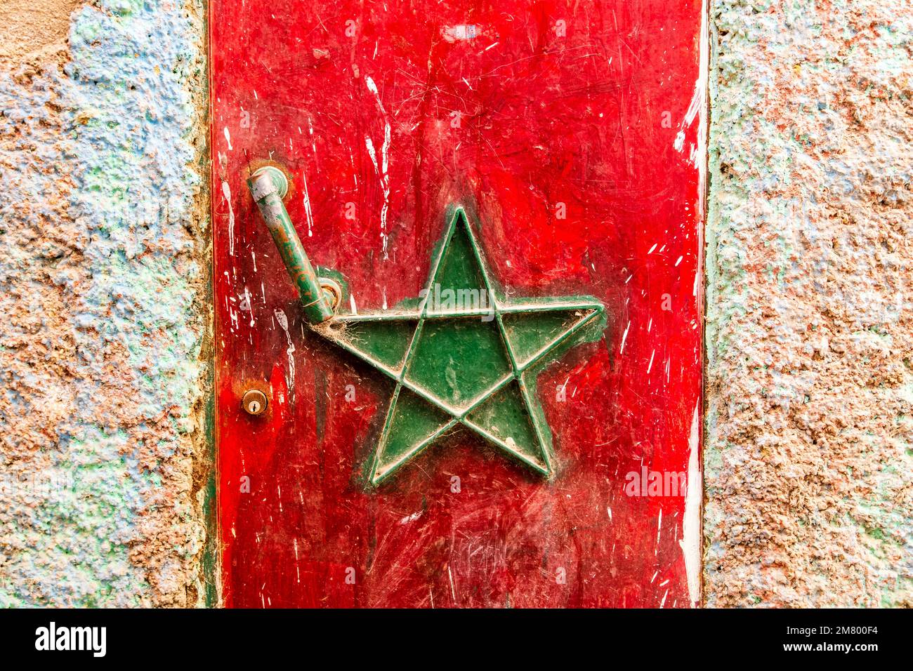 Bandiera marocchina dipinta sulla porta di casa a Moulay Idriss, Marocco, Africa Foto Stock