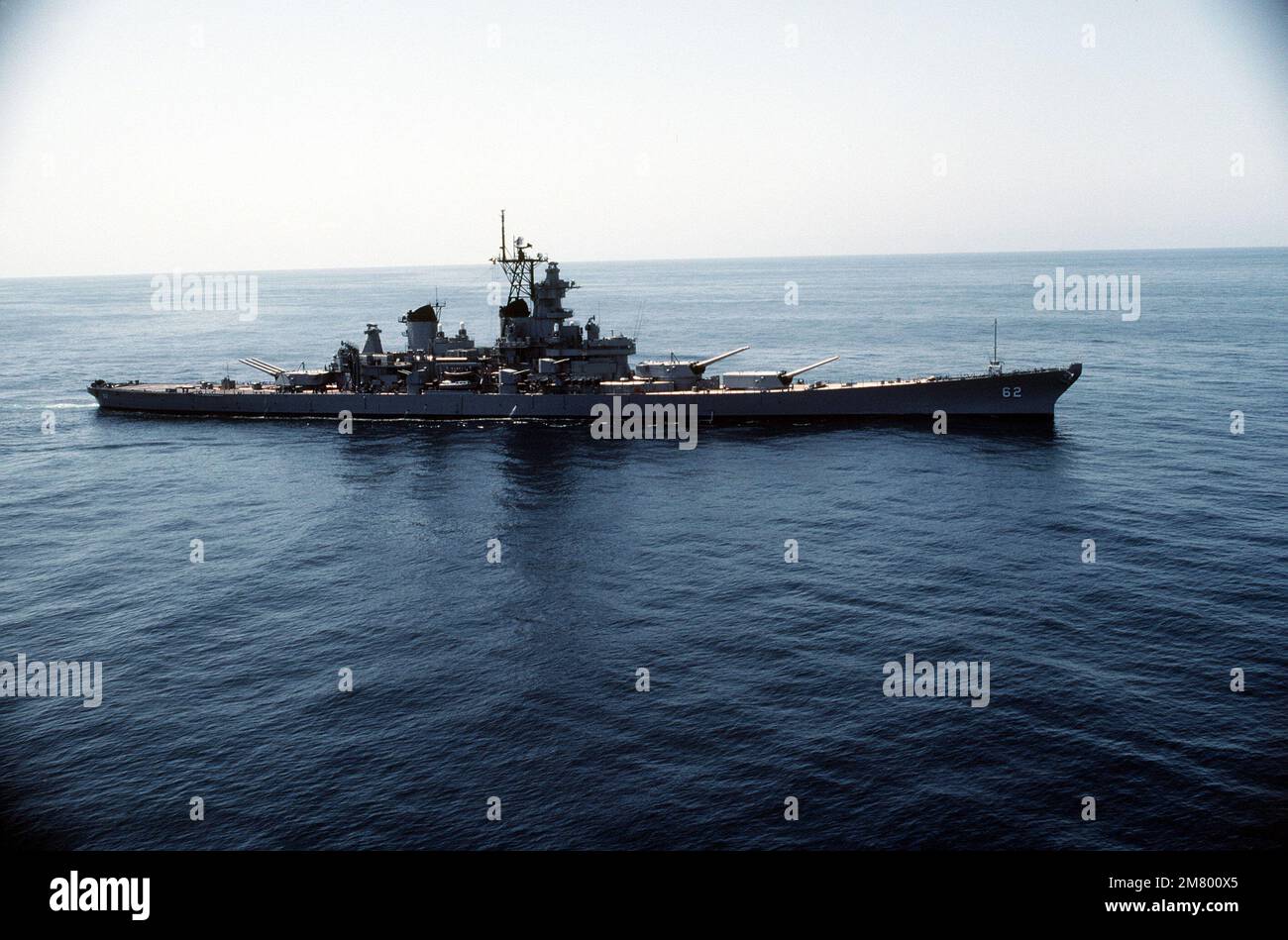 Vista aerea a dritta della corazzata USS NEW JERSEY (BB-62) in corso. Paese: Oceano Pacifico (POC) Foto Stock