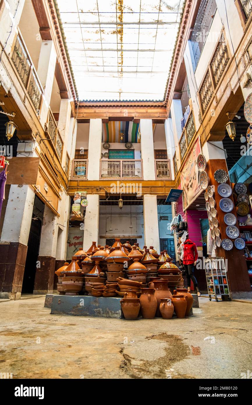 Fai shopping nel cortile con tradizionale tajine al centro, Fes, Marocco, Nord Africa Foto Stock