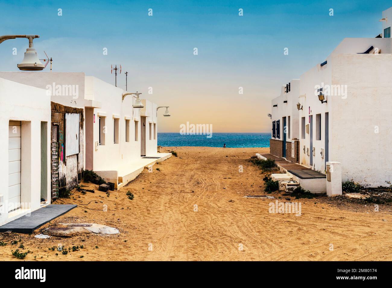 Strade sabbiose e case bianche a Caleta del Sebo, la Graciosa, Isole Canarie Foto Stock