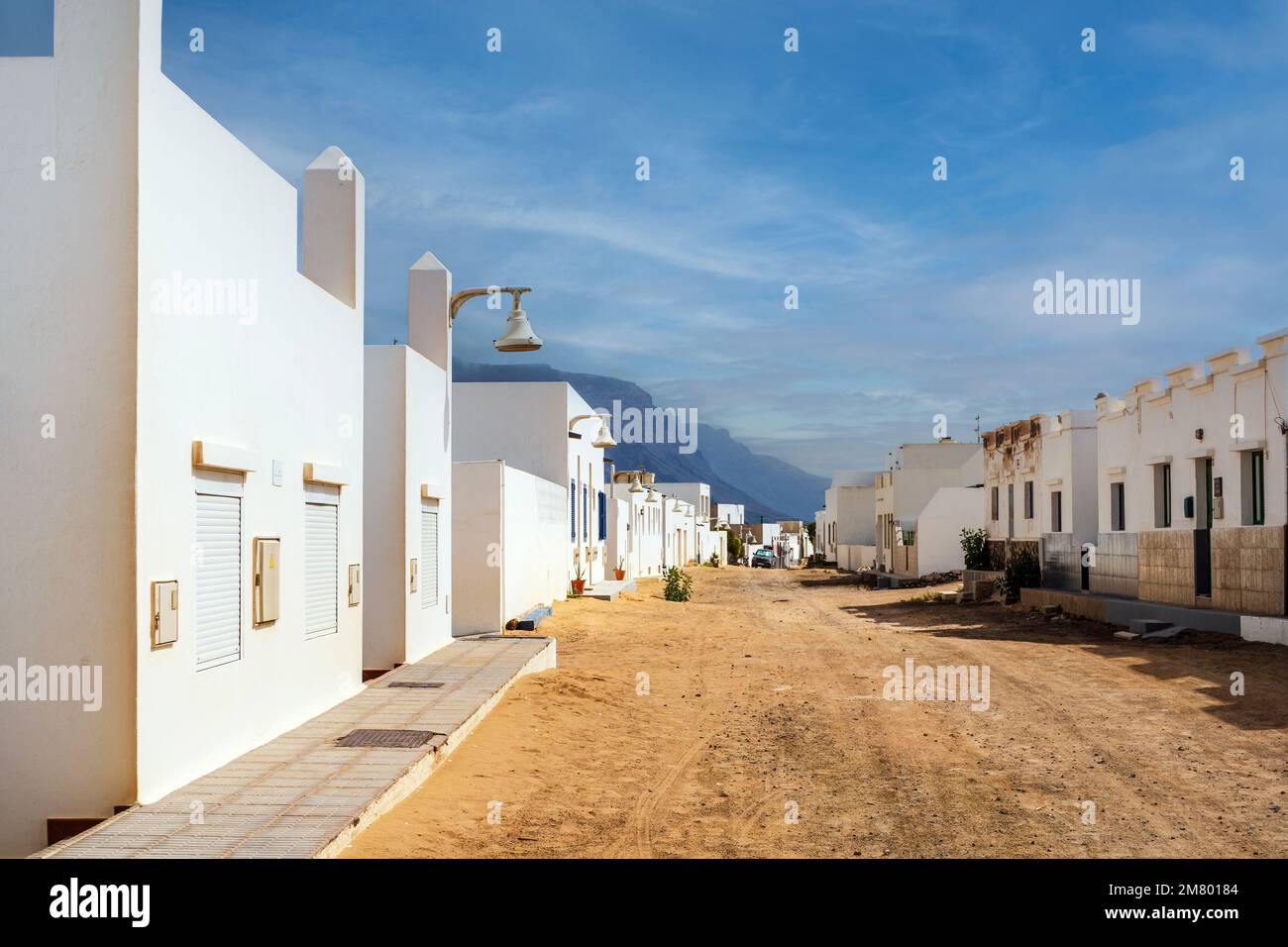 Strade sabbiose e case bianche a Caleta del Sebo, la Graciosa, Isole Canarie Foto Stock