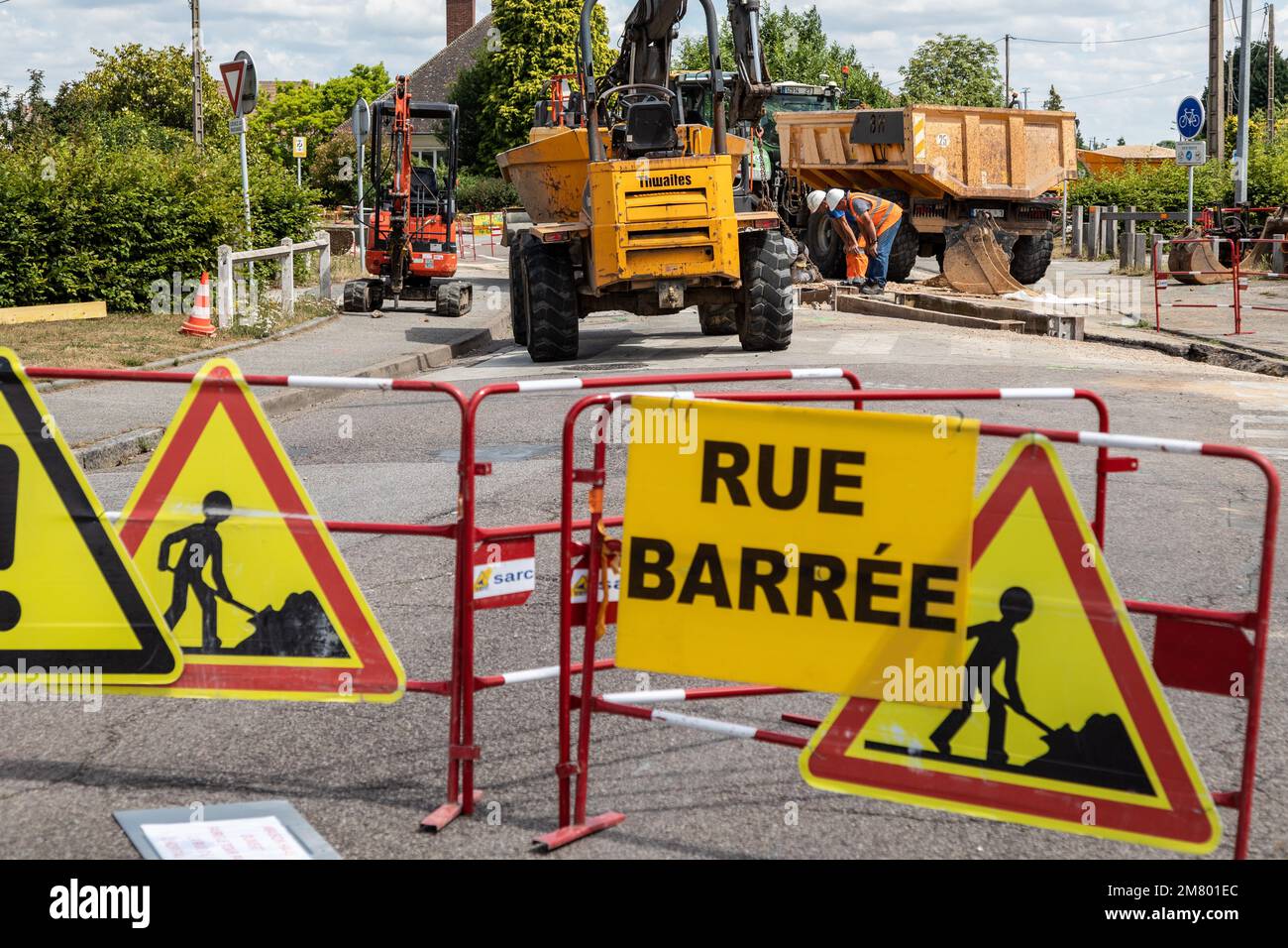 STRADA CHIUSA AL TRAFFICO A CAUSA DI LAVORI PUBBLICI (SOSTITUZIONE DELLE TUBATURE DOMESTICHE DELLA CITTÀ), LE NEUBOURG, EURE, NORMANDIA, FRANCIA Foto Stock