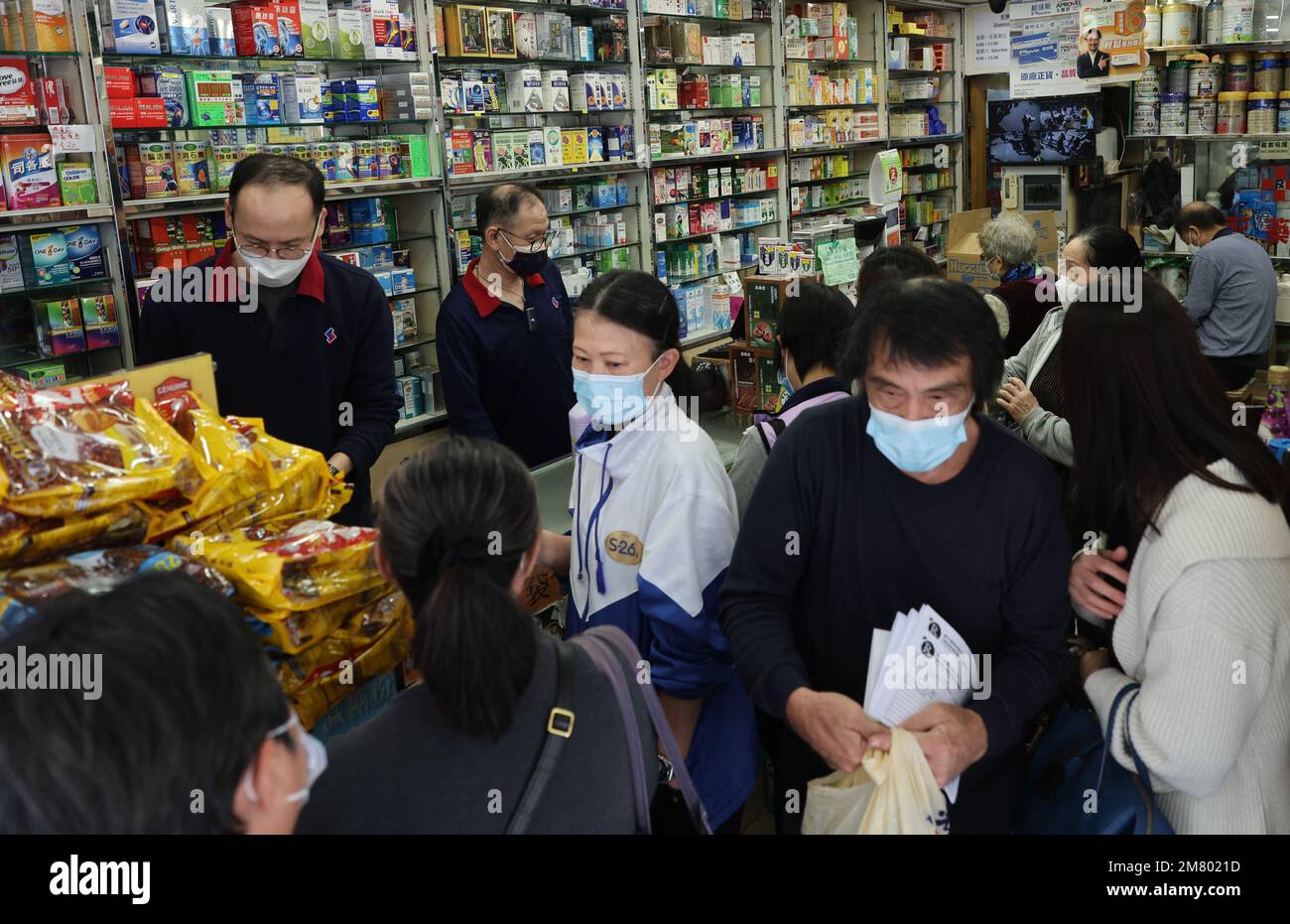 I residenti acquistano medicinali in una farmacia a Yuen Long. L'offerta di medicinali nelle farmacie sta per esaurirsi in un aumento dei casi di Covid-19 e i residenti stanno immagazzinando medicinali per trattare diarrea, vomito e febbre. 06JAN23 SCMP/Yik Yeung-man Foto Stock