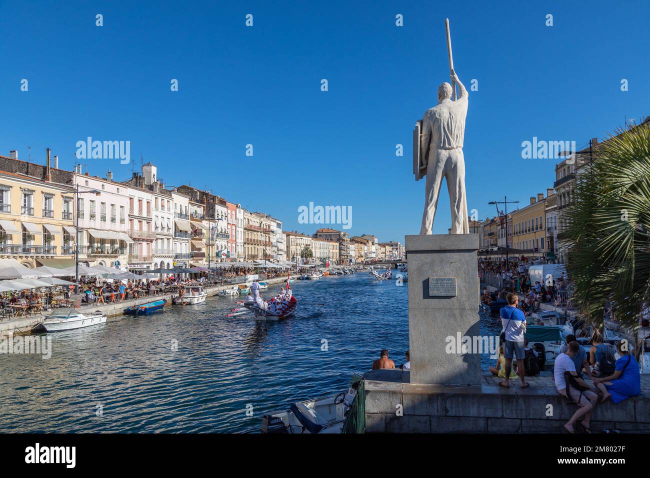 STATUA DI AURELIEN EVANGELISTI DI FRONTE AL CANAL ROYAL, RE DI GIOSTRE NAUTICHE, SETE, HERAULT, OCCITANIE, FRANCIA Foto Stock